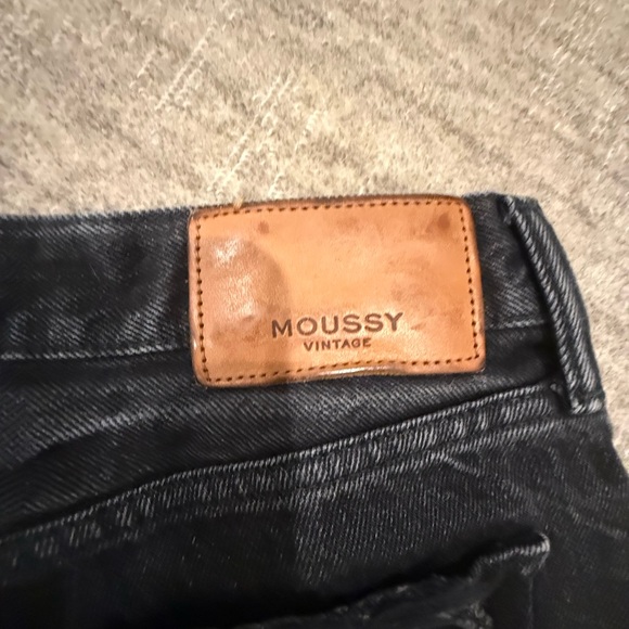 Moussy Vintage Low Waist button fly boyfriend Jean. - Picture 3 of 6
